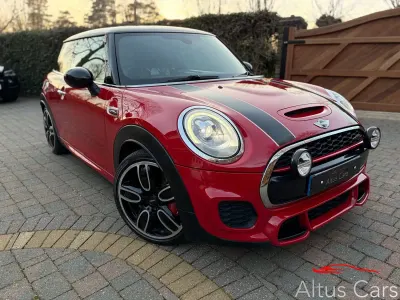 Begagnad Mini John Cooper Works Hatch 231 HK (169 kW) 2019 Röd Halvkombi