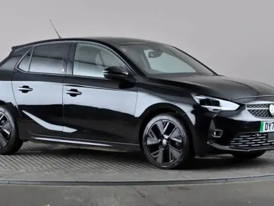 Begagnad Vauxhall Corsa-e SRi 100 kW (136 HK) 2021 Svart Halvkombi