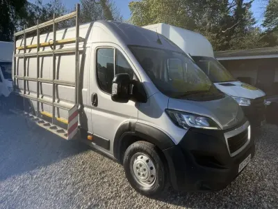Begagnad Peugeot Boxer S 140 HK (102 kW) 2022 Grå Van