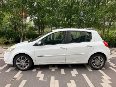 Used Renault Clio II Dynamique 2011 White Hatchback