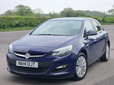Second-hand Vauxhall Astra Excite 100 CP (73 kW) 2014 Albastru Hatchback