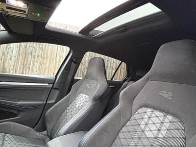Second-hand VW Golf VIII R-line 150 CP (110 kW) 2024 Negru Hatchback