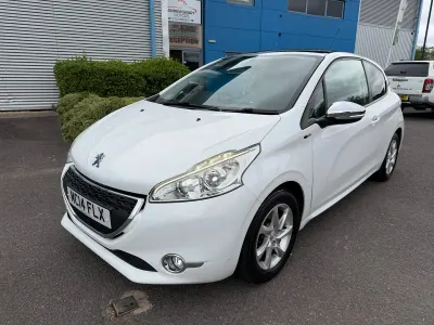 Used Peugeot 208 Style 82 HP (60 kW) 2014 White Hatchback