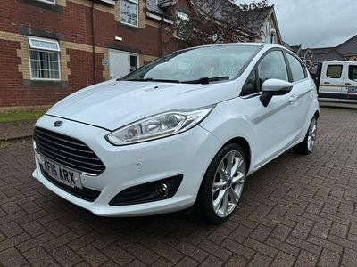 Used Ford Fiesta Zetec 95 HP (69 kW) 2016 White Hatchback