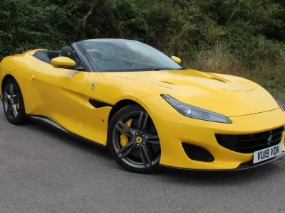 Begagnad Ferrari Portofino 600 HK (441 kW) 2019 Gul Cab