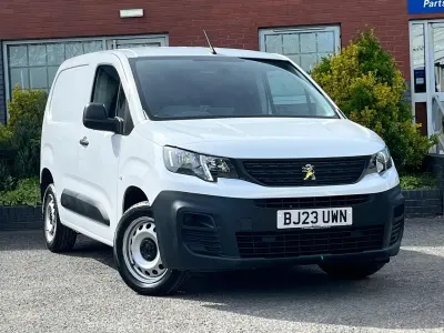Begagnad Peugeot Partner Premium 102 HK (75 kW) 2023 Vit Minibuss