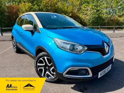 Used Renault Captur Dynamique 90 HP (66 kW) 2016 Blue/cream SUV
