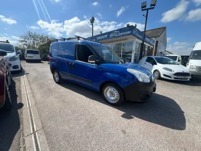 Usado Vauxhall Combo 2016 Azul Monovolume