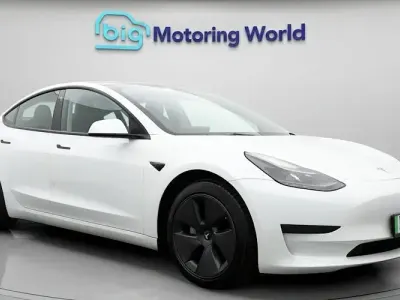 Begagnad Tesla Model 3 Standard Range Plus 222 kW (302 HK) 2021 Vit Sedan