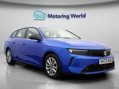 Usado Vauxhall Astra Design Edition 130 HP (95 kW) 2024 Azul Carrinha