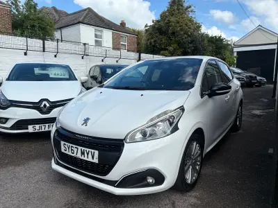 Used Peugeot 208 Allure 82 HP (60 kW) 2017 White Hatchback