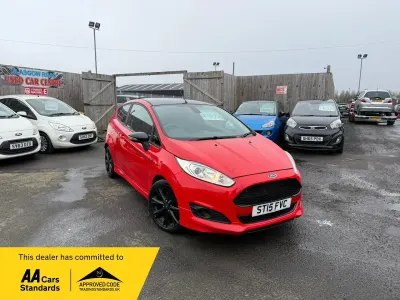 Usado Ford Fiesta Zetec 140 HP (102 kW) 2015 Vermelho Citadino