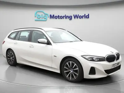 Begagnad BMW 330e Sport Line 292 HK (214 kW) 2023 Vit Kombi