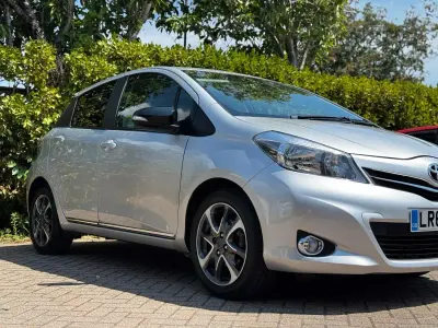 Used Toyota Yaris Multidrive S 99 HP (72 kW) 2013 Silver Hatchback