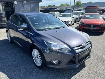 Begagnad Ford Focus Zetec 125 HK (91 kW) 2012 Grå Halvkombi