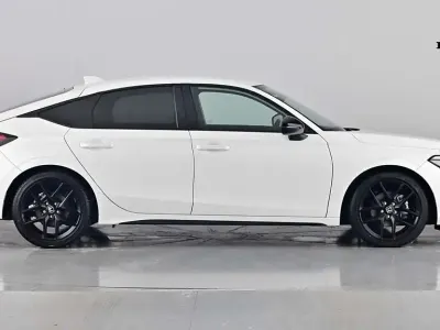 Begagnad Honda Civic Hybrid 184 HK (135 kW) 2025 Vit Halvkombi