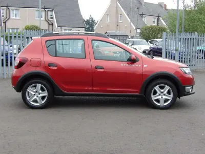 Used Dacia Sandero Lauréate 90 HP (66 kW) 2015 Red Hatchback