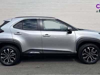 Usado Toyota Yaris Cross Design 113 HP (83 kW) 2025 Prateado SUV