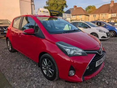 Used Toyota Yaris 90 HP (66 kW) 2014 Red Hatchback