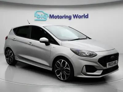 Używany Ford Fiesta ST-Line X 100 KM (73 kW) 2023 Srebrny Hatchback