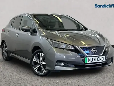 Begagnad Nissan Leaf N-Connecta 160 kW (218 HK) 2021 Grå Halvkombi