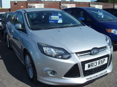 Usado Ford Focus Zetec 125 CV (91 kW) 2013 Plateado Utilitario