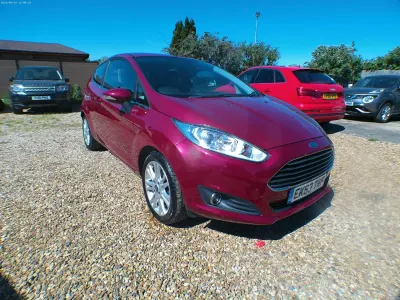 Używany Ford Fiesta Zetec 2013 Czerwony Hatchback