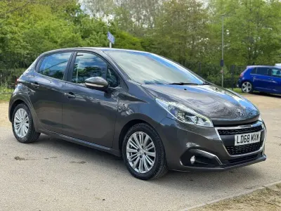 Used Peugeot 208 Signature Sky 82 HP (60 kW) 2019 Grey Hatchback