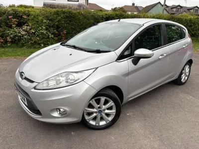 Begagnad Ford Fiesta Zetec 2009 Silver Halvkombi