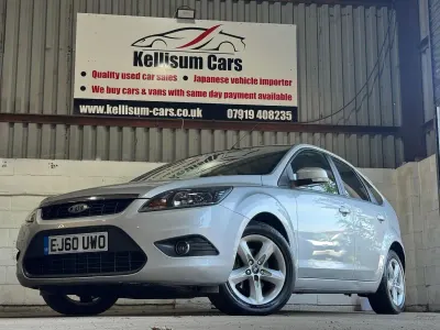 Usado Ford Focus Zetec 110 HP (80 kW) 2011 Prateado Citadino