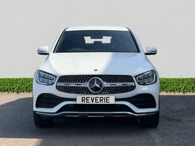 Begagnad Mercedes GLC300e AMG line 272 HK (200 kW) 2021 Vit Sportkupé