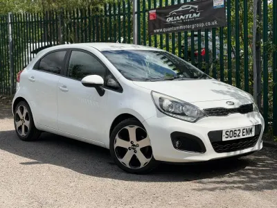 Begagnad Kia Rio 107 HK (78 kW) 2013 Vit Halvkombi