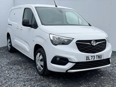 Usado Vauxhall Combo S 100 CV (73 kW) 2023 Blanco Monovolumen