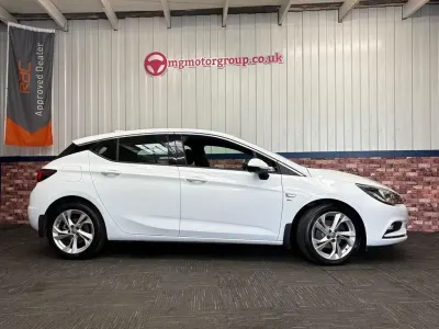 Used Vauxhall Astra SRi 150 HP (110 kW) 2017 White Hatchback