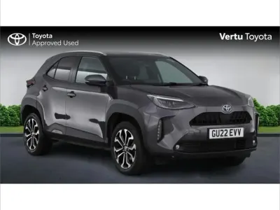 Usado Toyota Yaris Cross Design 113 HP (83 kW) 2022 Cinzento SUV
