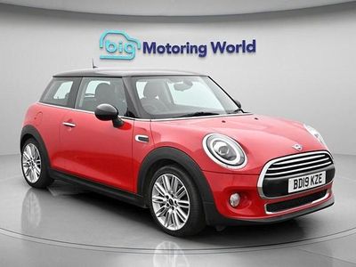 Begagnad Mini Cooper Exclusive 136 HK (100 kW) 2019 Röd Halvkombi