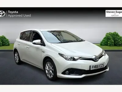 Used Toyota Auris Hybrid Business Edition 136 HP (100 kW) 2016 White Hatchback