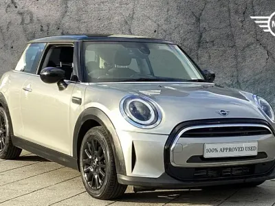 Usado Mini Cooper Classic 134 HP (98 kW) 2023 Prateado Citadino