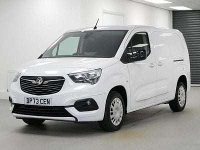 Second-hand Vauxhall Combo Edition 100 CP (73 kW) 2023 Alb Monovolum