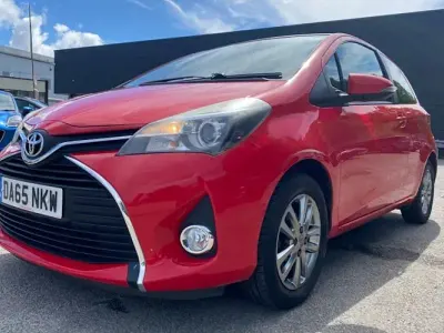 Used Toyota Yaris 69 HP (50 kW) 2015 Red Hatchback