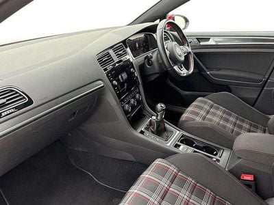 Begagnad VW Golf VII GTI 245 HK (180 kW) 2019 Röd Halvkombi