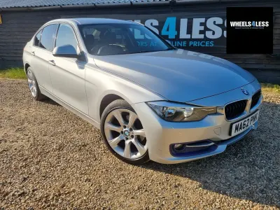 Begagnad BMW 318 Sport Line 2012 Silver Sedan