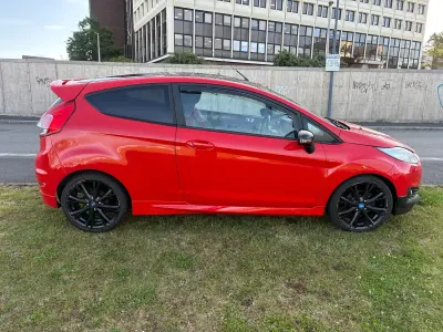 Used Ford Fiesta Zetec 140 HP (102 kW) 2014 Red Hatchback
