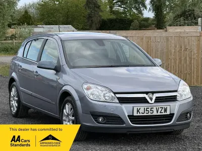 Used Vauxhall Astra Design Edition 123 HP (90 kW) 2005 Silver Hatchback