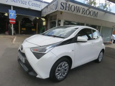 Gebraucht Toyota Aygo X-play 72 PS (52 kW) 2020 Weiß Kleinwagen
