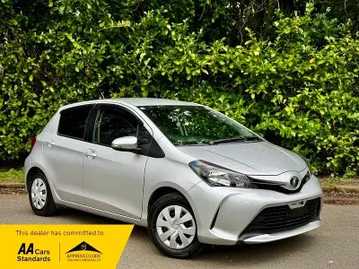Used Toyota Yaris Multidrive S 99 HP (72 kW) 2015 Silver Hatchback