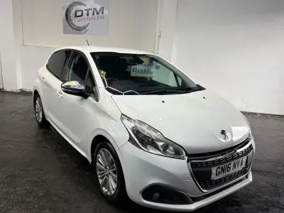 Usado Peugeot 208 Allure 100 CV (73 kW) 2016 Blanco Utilitario