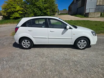 Begagnad Kia Rio 2011 Vit Halvkombi