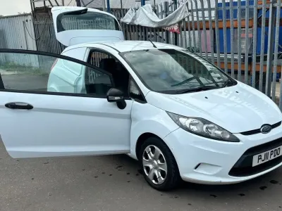 Gebraucht Ford Fiesta 70 PS (51 kW) 2011 Weiß Van