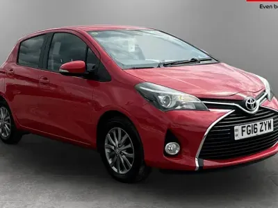 Used Toyota Yaris 99 HP (72 kW) 2016 Red Hatchback